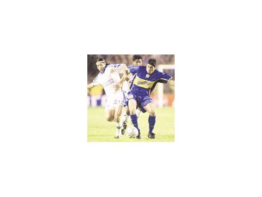 Juan Román Riquelme elude un rival
