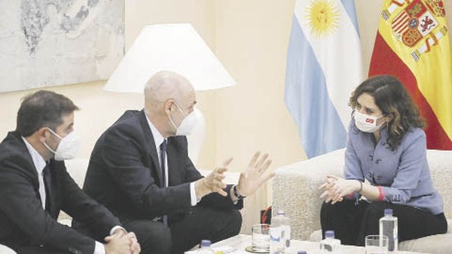 Sociales. Horacio R. Larreta y Fernando Straface, ayer en la reunión con Isabel Díaz Ayuso, presidenta de la Comunidad de Madrid.