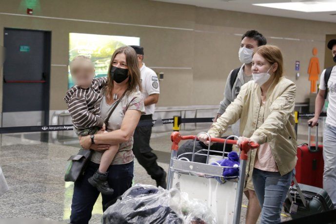 El contingente de cinco personas arrib&amp; al Aeroparque metropolitano Jorge Newbery