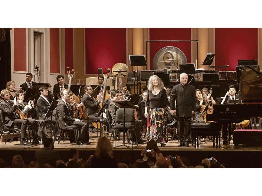 Saludo final. Martha Argerich, Daniel Barenboim y la West-Eastern Divan Orchestra en el concierto del martes en el Teatro Colón