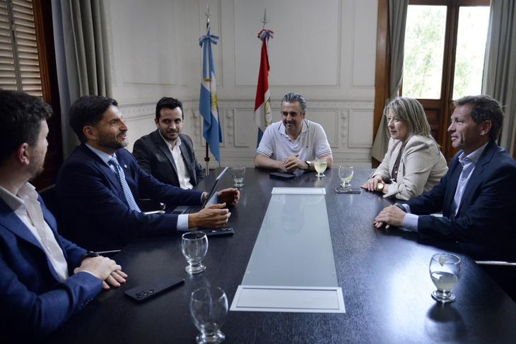 La reunión en Rosario reunió a funcionarios de Nación y Provincia para definir ajustes y fortalecer el despliegue del Plan Bandera. La reunión en Rosario reunió a funcionarios de Nación y Provincia para definir ajustes y fortalecer el despliegue del Plan Bandera.