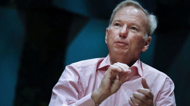 El ex CEO de google tiene un fuerte compromiso con la filantrópia, habiendo donado ya 1.440 millones de dólares a diversas causas.