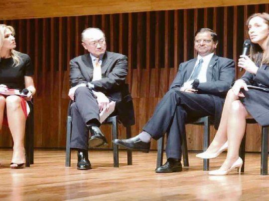 Damas. María Eugenia Vidal junto a la reina de Holanda, Máxima Zorreguieta, compartieron ayer un panel en el marco de la cumbre sobre el rol de las mujeres en las finanzas y la economía.