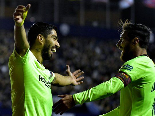 Lionel Messi celebra el gol de Barcelona con su socio en la delantera Luis Suárez.