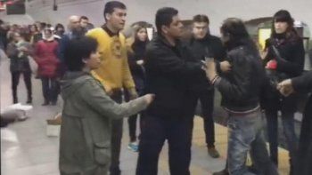Como se ve en un video difundido por un canal de noticias, dos pasajeros discutieron fuertemente sobre el andén de la estación 9 de julio.&nbsp;Entre golpes de puño y patadas, uno de ellos habría sacado un cuchillo.