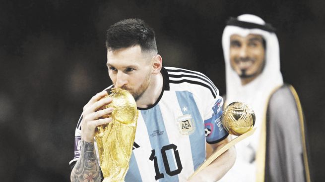 Amor. El beso tan deseado que Lionel Messi quiso dar en la vida a la Copa del Mundo. A los 35 años, en lo que pudo haber sido su último Mundial, el rosarino se dio el gusto de ganarla.