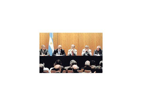 El ministro de Planificación, Julio De Vido, junto a su par de Trabajo, ayer con los gobernadoresde las provincias petroleras y representantes de sindicatos del sector, en la firma delacuerdo social que contempla la continuidad de los puestos de trabajo y el mantenimientode las inversiones.