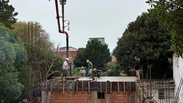 Hormigonado de una obra. La construcción tradicional continúa como el sistema más elegido en Pinamar. Los desarrolladores destacan que el conocimiento del mercado local resulta clave para optimizar costos y plazos