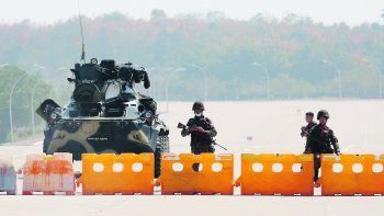 BLOQUEO. Militares impiden la circulación vehicular.