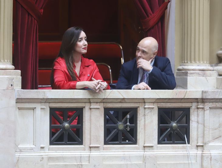 La vicepresidenta Victoria Villarruel y el senador libertario Esteban Bartolomé Abdala en Diputados, a la espera de la votación de la Ley Bases.