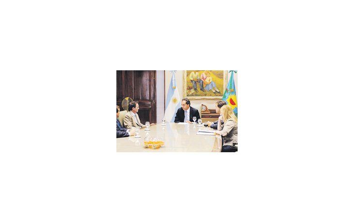 Scioli, ayer con el electo intendente de San Martín, Gabriel Katopodis, una de las sorpresas de la votación bonaerense.