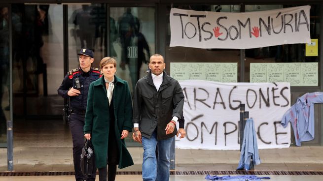 El futbolista brasileño Dani Alves sale bajo fianza de la prisión de Brians 2 junto con su abogada Inés Guardiola mientras apela su condena por violación. El exlateral derecho de Barcelona puso a su lujosa mansión en la ciudad catalana como caución de la fianza.