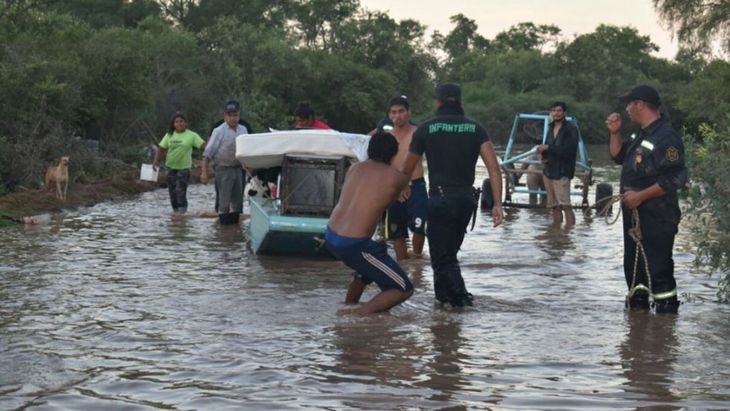 En algunos puntos críticos solo se pudo ingresar con gomones para hacer llegar la asistencia oficial.
