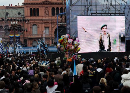 Una multitud participó del festival musical en Plaza de Mayo (foto 1)