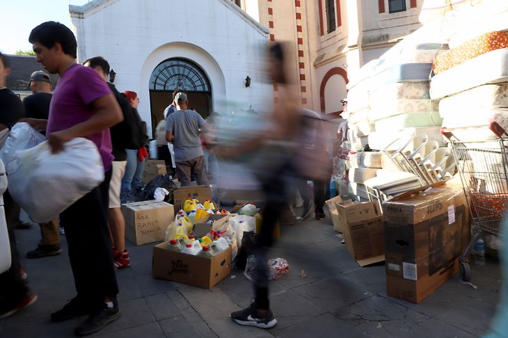 El 7 de marzo, un temporal histórico azotó la ciudad de Bahía Blanca. Una parroquia en el barrio porteño de Caballito reunió donaciones para enviar en trenes solidarios. El 7 de marzo, un temporal histórico azotó la ciudad de Bahía Blanca. Una parroquia en el barrio porteño de Caballito reunió donaciones para enviar en trenes solidarios.