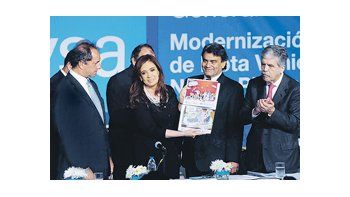 ámbito.com | Cristina de Kirchner ayer en público con Daniel Scioli; estuvieron el miércoles a solas para mantener la paz entre sus fuerzas. En la foto, junto al intendente de Quilmes, Francisco Gutiérrez, y el ministro Julio De Vido. Fue en la presentación de obras e