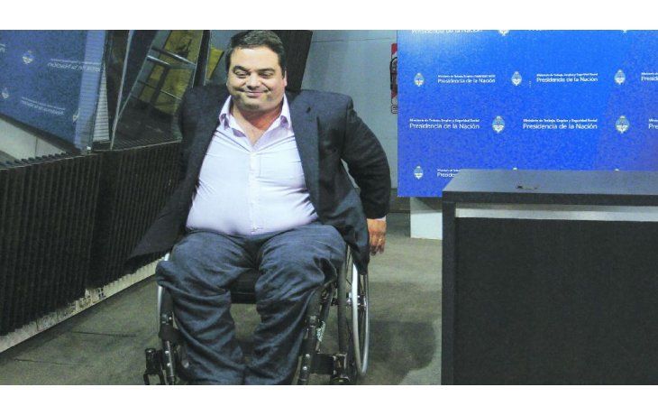 ámbito.com | Discordia. La tardanza de una exempleada que debía asistirlo con su silla de ruedas desató el escándalo que hoy golpea al ministro Jorge Triaca.