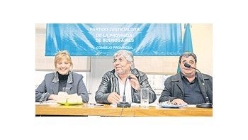 ámbito.com | Cristina Álvarez Rodríguez, Hugo Moyano y Hugo Curto, en la cabecera ayer del Consejo del PJ bonaerense.