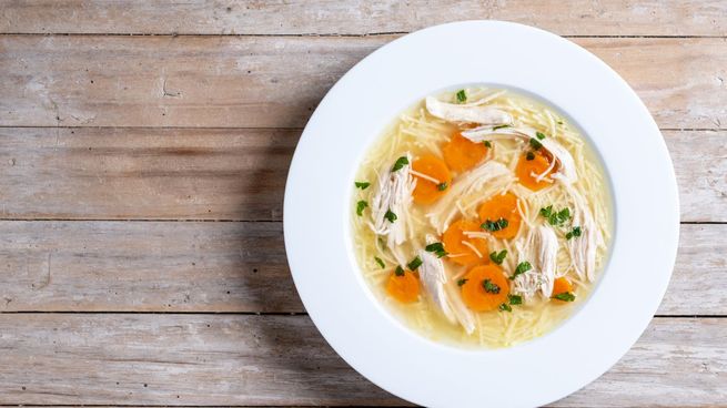 Un cuenco humeante de sopa de cabutia asada, símbolo del invierno porteño y la cocina casera que abraza el alma.
