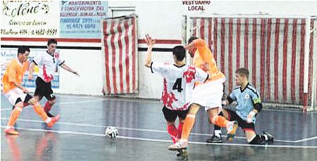 Dramático futsal: Daniel Scioli se fracturó la clavícula cuando disputaba un partido en la noche del domingo.