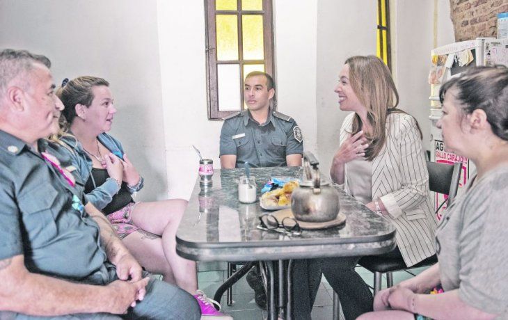 Gesto. Vidal visitó ayer en Ituzaingó a la familia del niño que fue salvado por dos policías tras haber caído dentro de una pileta. Los hizo acompañada por el capitán Alejandro Torres y el subteniente Esteban Rojas.
