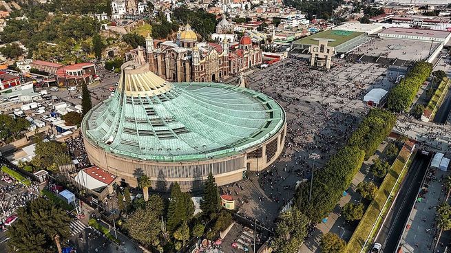 Se coloca en 1974 la primera piedra de la nueva Basílica de Guadalupe en la Ciudad de México.