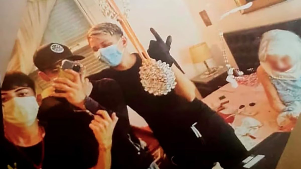 They took a selfie with a 92 -year -old retiree after stealing it and published on social networks