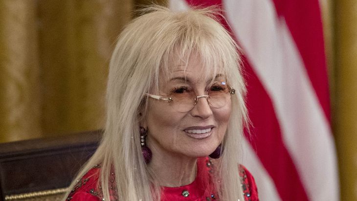 Los millones heredados de su difunto marido le permiten a Miriam Adelson influenciar en la política exterior de Trump. Los millones heredados de su difunto marido le permiten a Miriam Adelson influenciar en la política exterior de Trump.