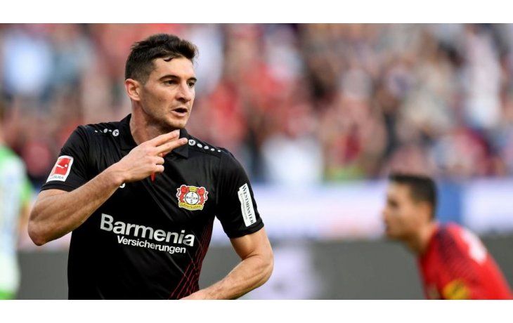 Lucas Alario festejó por tercera vez en cinco partidos jugados para Bayer Leverkusen.