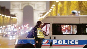 ámbito.com | EXTRAÑA POSTAL. El centro de París quedó ayer tomado por la Policía después de que se produjera un ataque terrorista de consecuencias fatales.