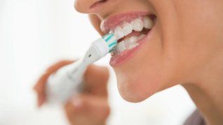 Lavarse los dientes puede prevenir enfermedades en el corazón.