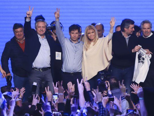 El candidato a gobernador Axel Kicillof en el bunker partidario  luego de conocerse los resultados de las PASO.