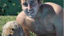 Tomás Etcheverry junto a Rola, su perro