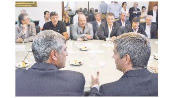 En el encuentro, Ricardo Buryaile y Marcos Peña hablaron de distintos aspectos que hacen al sector con los presidentes de la Mesa de Enlace: Omar Príncipe, Dardo Chiesa, Luis Etchevehere y Egidio Mailland.