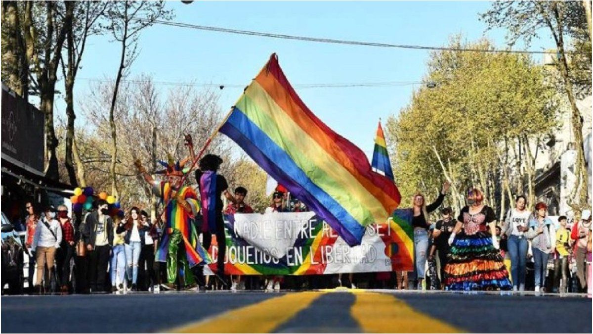 Escapada LGBTIQ+ a Colonia: una propuesta inclusiva a una hora de Buenos Aires