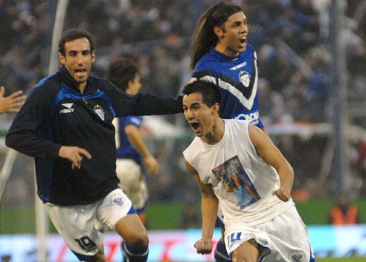 Maxi Moralez festeja y la hinchada explota. Vélez le ganó 1 a 0 a Huracán y se coronó campeón.