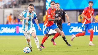 Lionel Messi no jugó un gran partido, tal vez porque la molestia en su aductor se lo impidió. Así y todo, partircipó del juego hasta el final, pegó un tiro en el palo y tuvo otras llegadas importantes.
