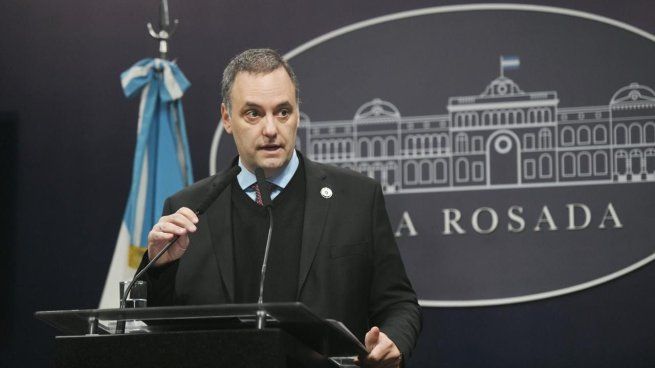 Manuel Adorni confirmó su designación como jefe de Gabinete a través de las redes sociales y agradeció a Javier y Karina Milei por la confianza.