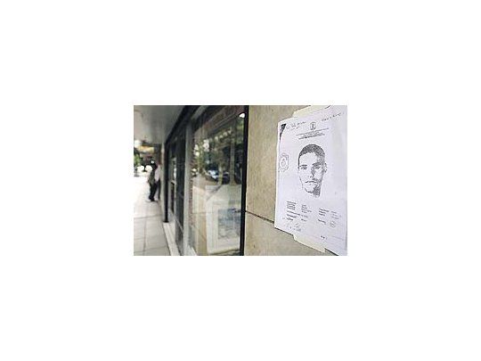 El atacante se hizo pasar por un vecino del edificio e intentó violar a una joven que vivía allí.Su identikit fue pegado en las calles del barrio de Recoleta.