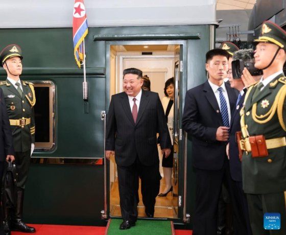 Escondida: detrás del líder norcoreano asoma Kim Ju Ae, en su primera aparición internacional.