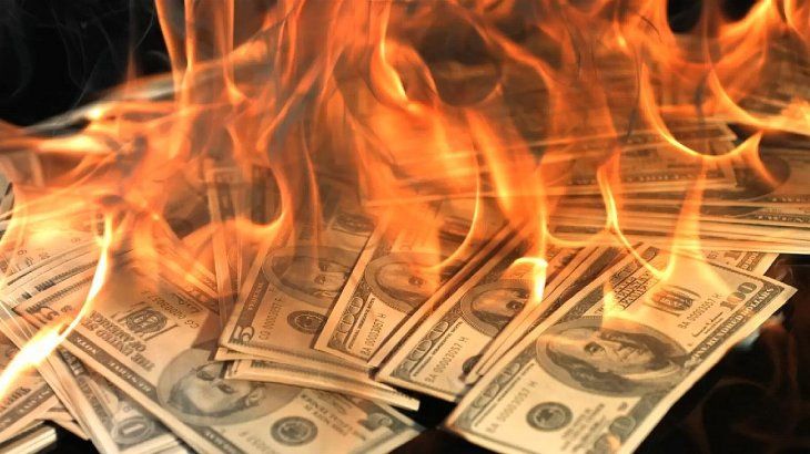 Dolar Dolares fuego incendio quema precio.jpg