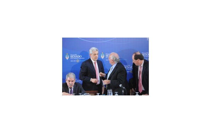 El encuentro se llevó a cabo en el Salón Azul de la Cámara alta con la presencia del presidente de la Cámara de Diputados, Julián Domínguez.