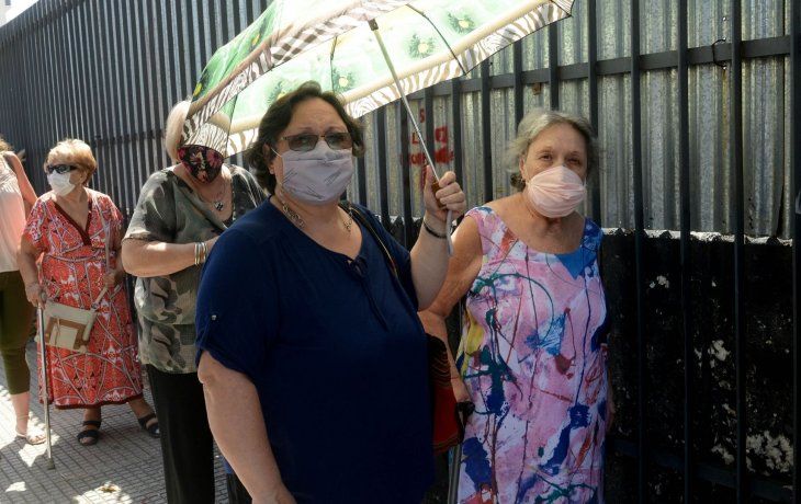 demoras y malestar: largas filas en la estacion constitucion para comprar pasajes de tren