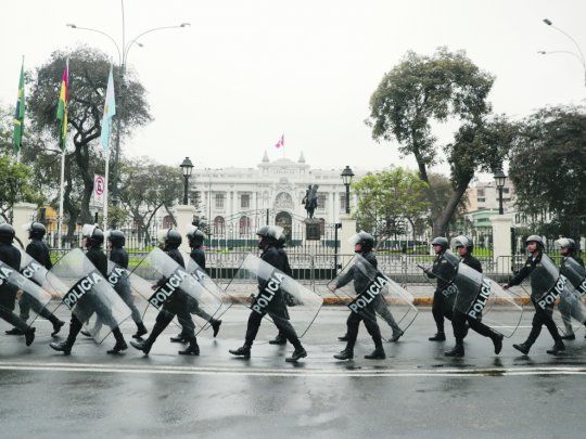 custodiado. Efectivos policiales se apostaron en las inmediaciones del Congreso en Lima en previsión de posibles enfrentamientos. La crisis institucional divide amargamente a los peruanos.