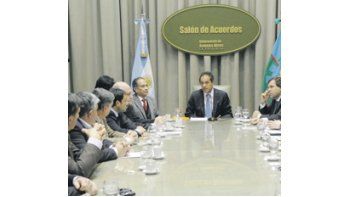 El gobernador Daniel Scioli se reunió ayer con 17 intendentes bonaerenses para analizar cuestiones relacionadas con la seguridad en la Casa de Gobierno, en La Plata, tras el triunfo electoral en las elecciones primarias.