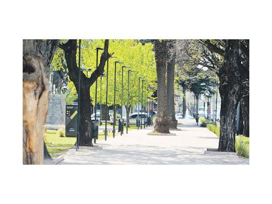 Una de las peatonales con iluminación led realizadas en el Parque Lineal Perdriel.