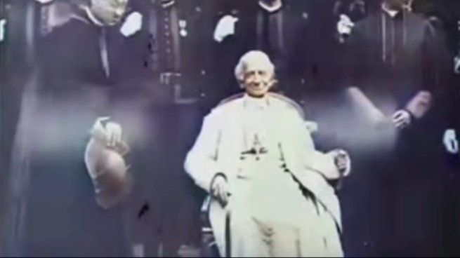 En el video se lo observa al entonces Papa sonriente y bendiciendo.