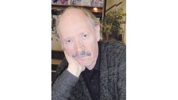 A los 7 años, Pablo Urbanyi llegó a Buenos Aires huyendo de la invasión nazi al pueblo húngaro donde nació, y en los 70 debió dejar Buenos Aires para refugiarse en Canadá, donde todavía vive.