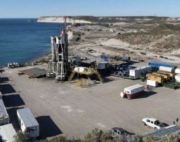 Eliminan retenciones al petróleo convencional. El acuerdo -que se extenderá en fases y se implementará mediante un decreto del Poder Ejecutivo- implicará la reducción progresiva de los derechos de exportación hasta su eliminación total. Eliminan retenciones al petróleo convencional. El acuerdo -que se extenderá en fases y se implementará mediante un decreto del Poder Ejecutivo- implicará la reducción progresiva de los derechos de exportación hasta su eliminación total.