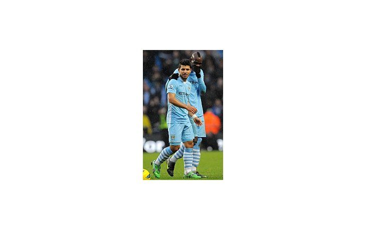 El equipo del Kun venció en forma dramática a Tottenham por 3-2 y mantuvo la punta del torneo.